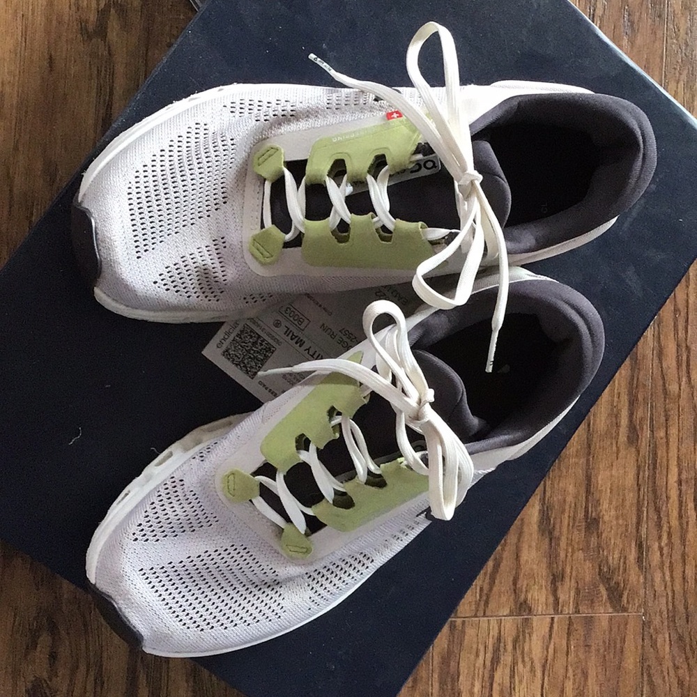 On Running Women’s 8 White and Green Running Shoes - Picture 10 of 11